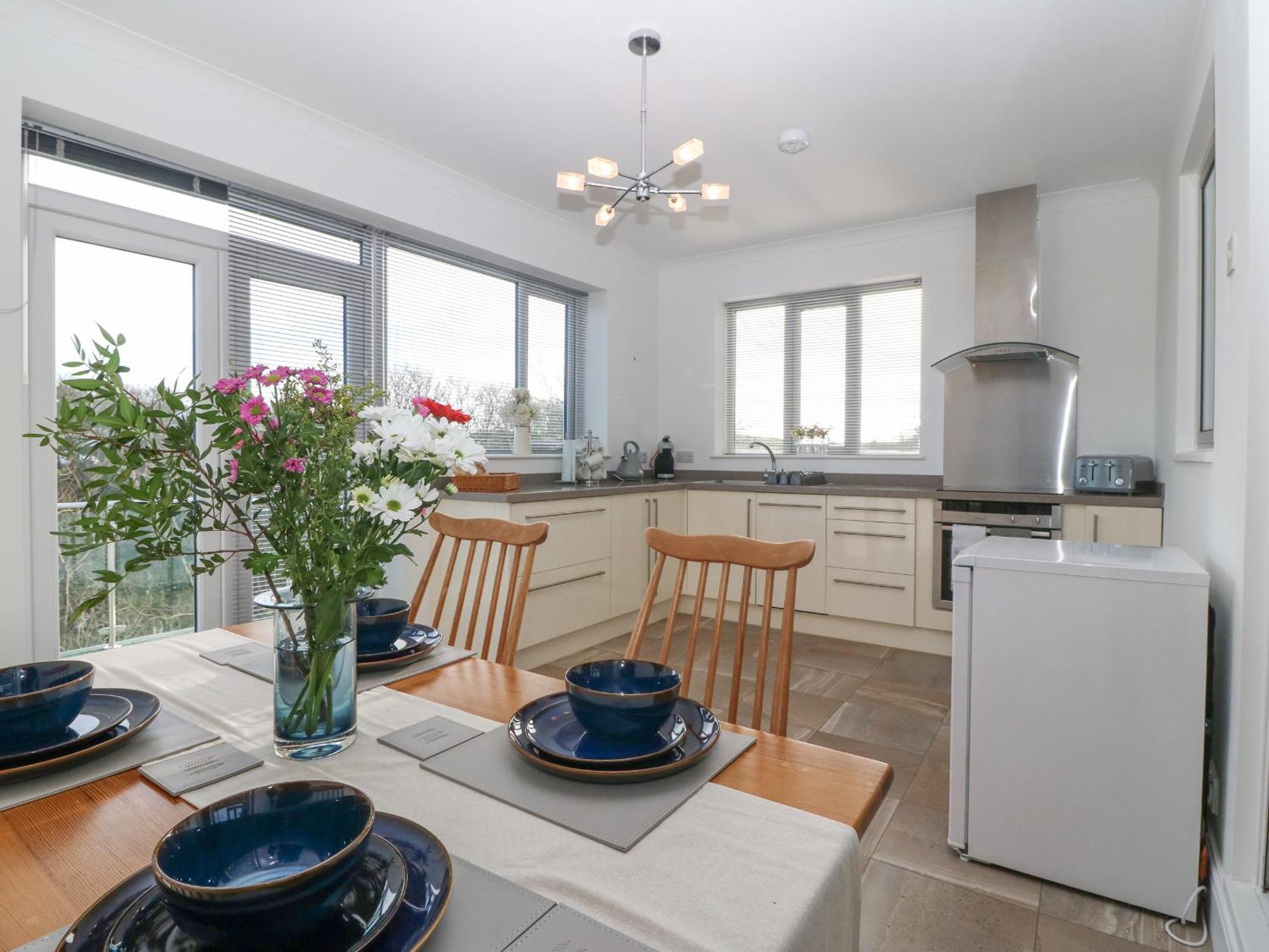 Riverview Apartment Cemaes Bay Ngoại thất bức ảnh