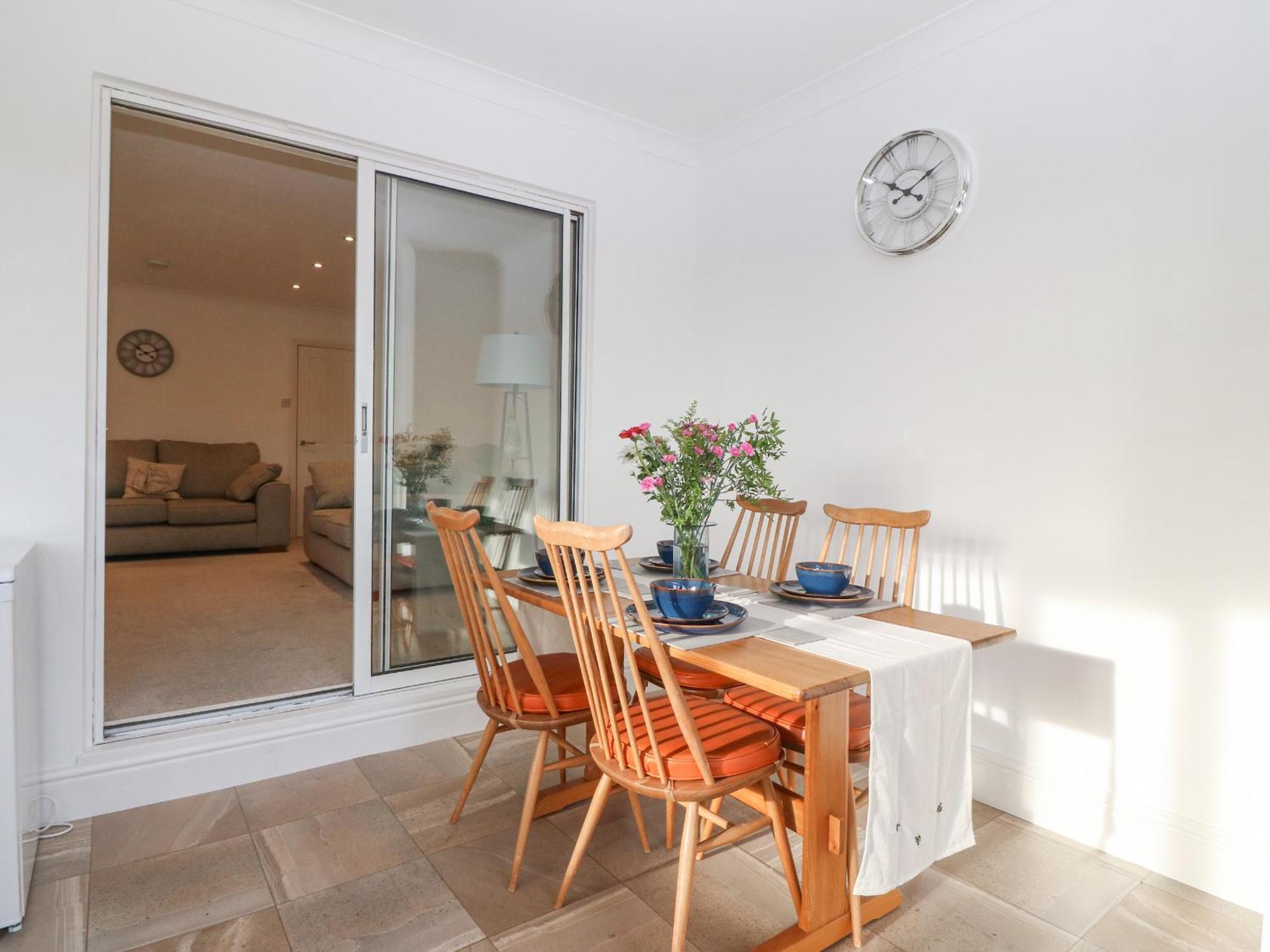Riverview Apartment Cemaes Bay Ngoại thất bức ảnh